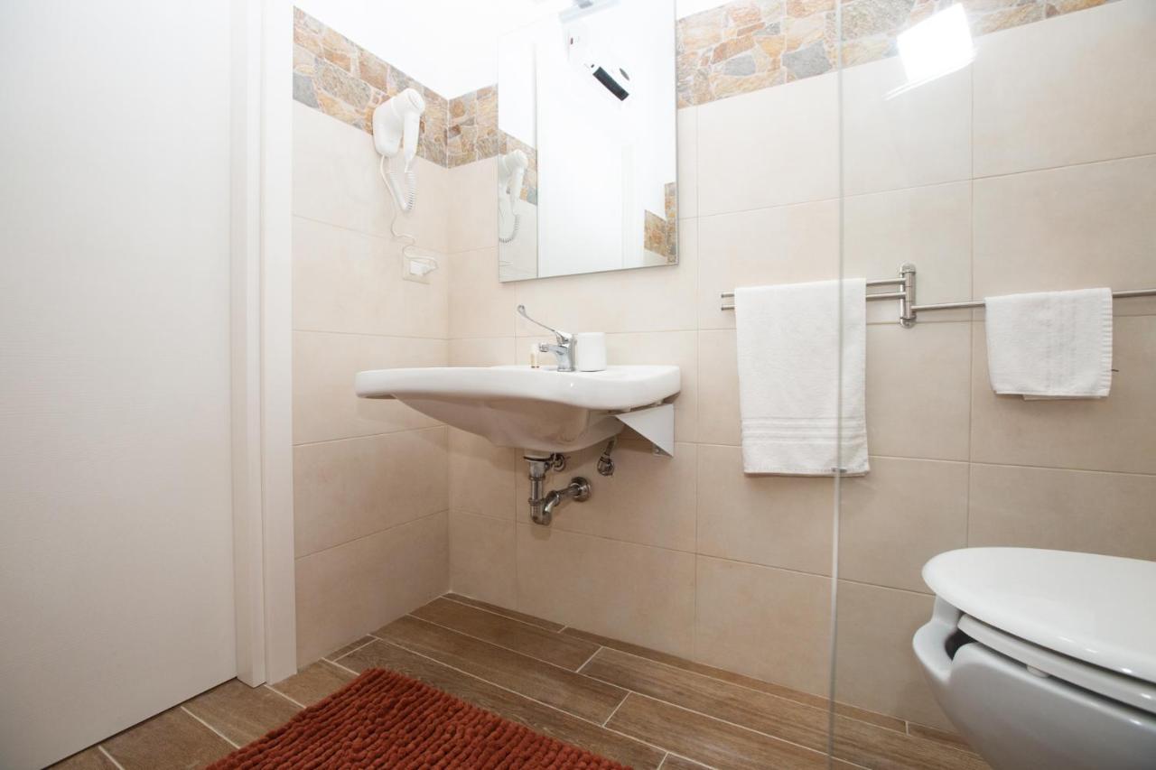 King Room with Roll-In Shower - Disability Access,1305408172:JPEG