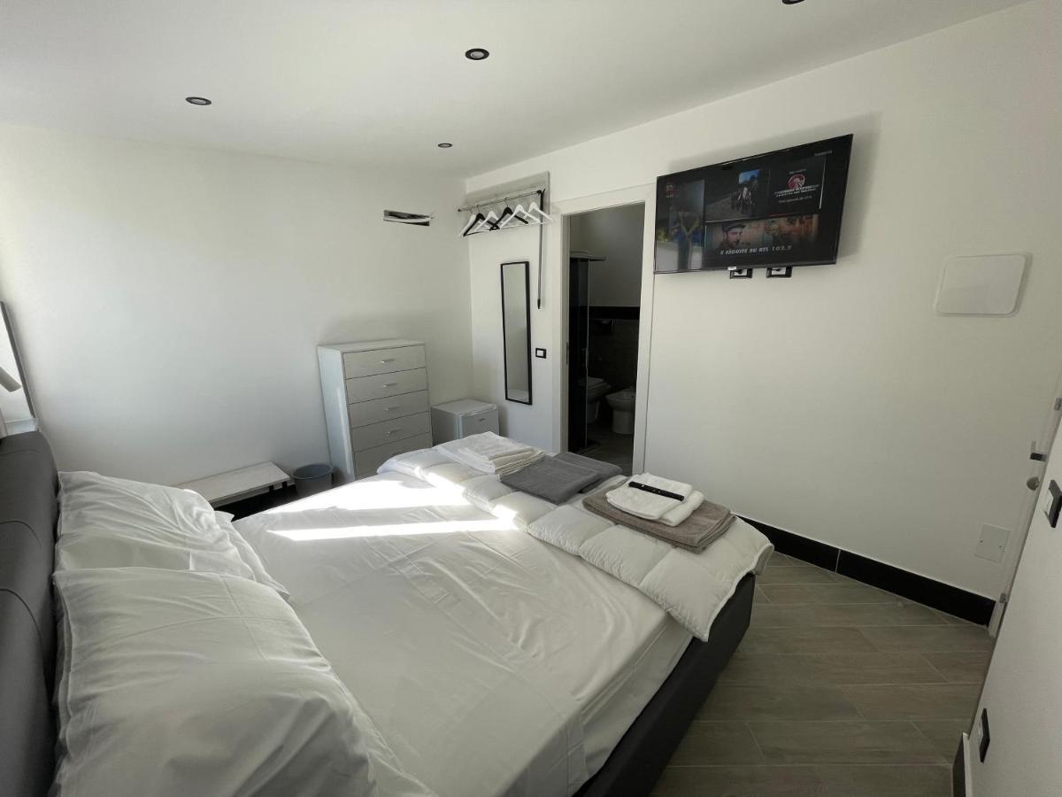 Deluxe Room (2 Adults + 1 Child),1206306892:JPEG