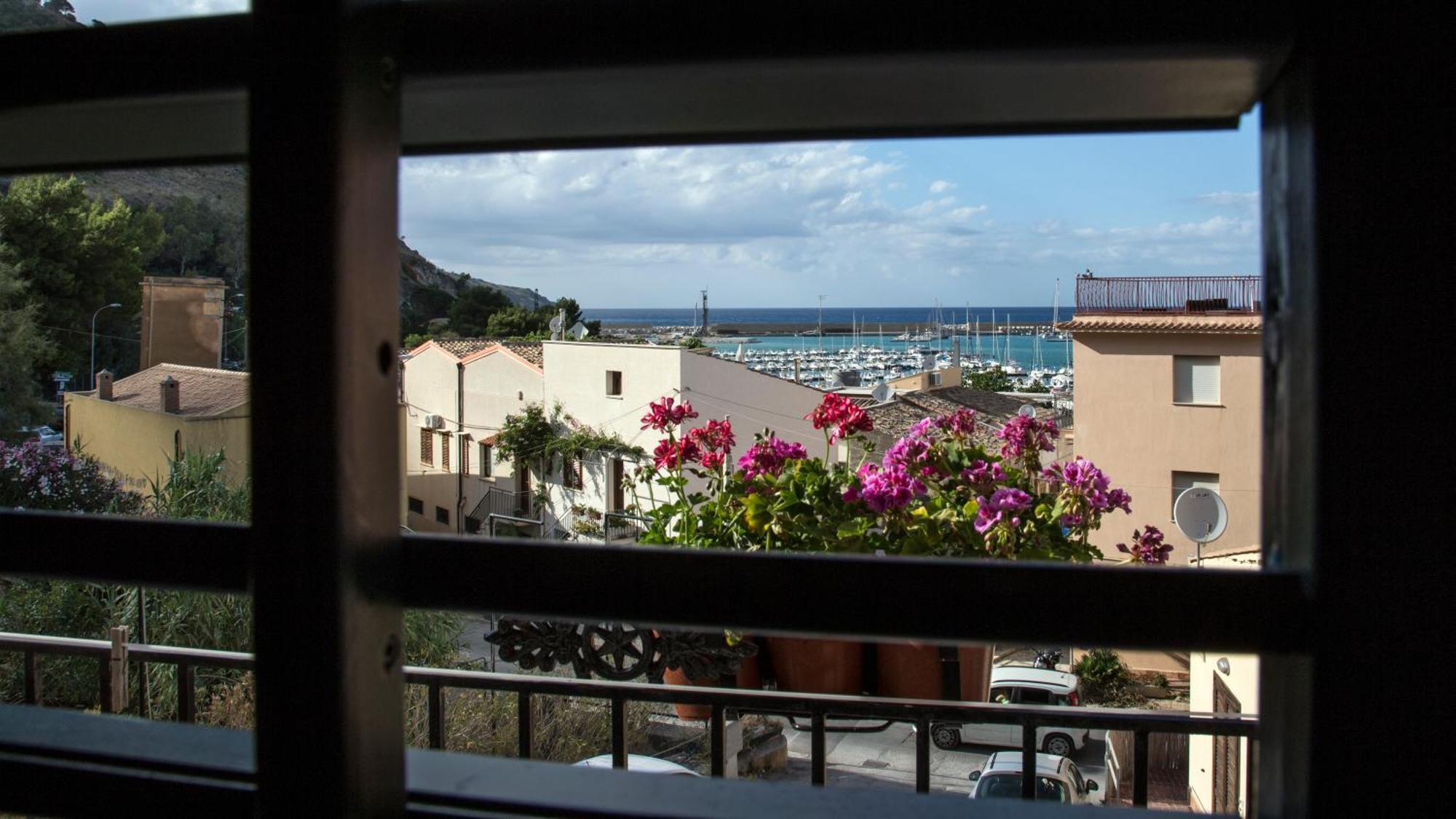 Camera Matrimoniale con Balcone e Vista Mare