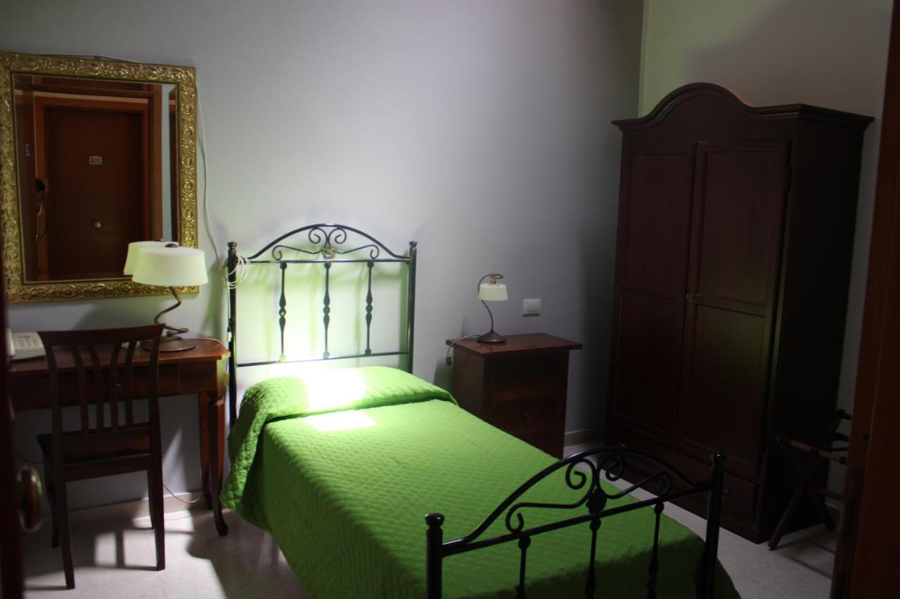 Chambre Simple avec Fenêtre de Toit