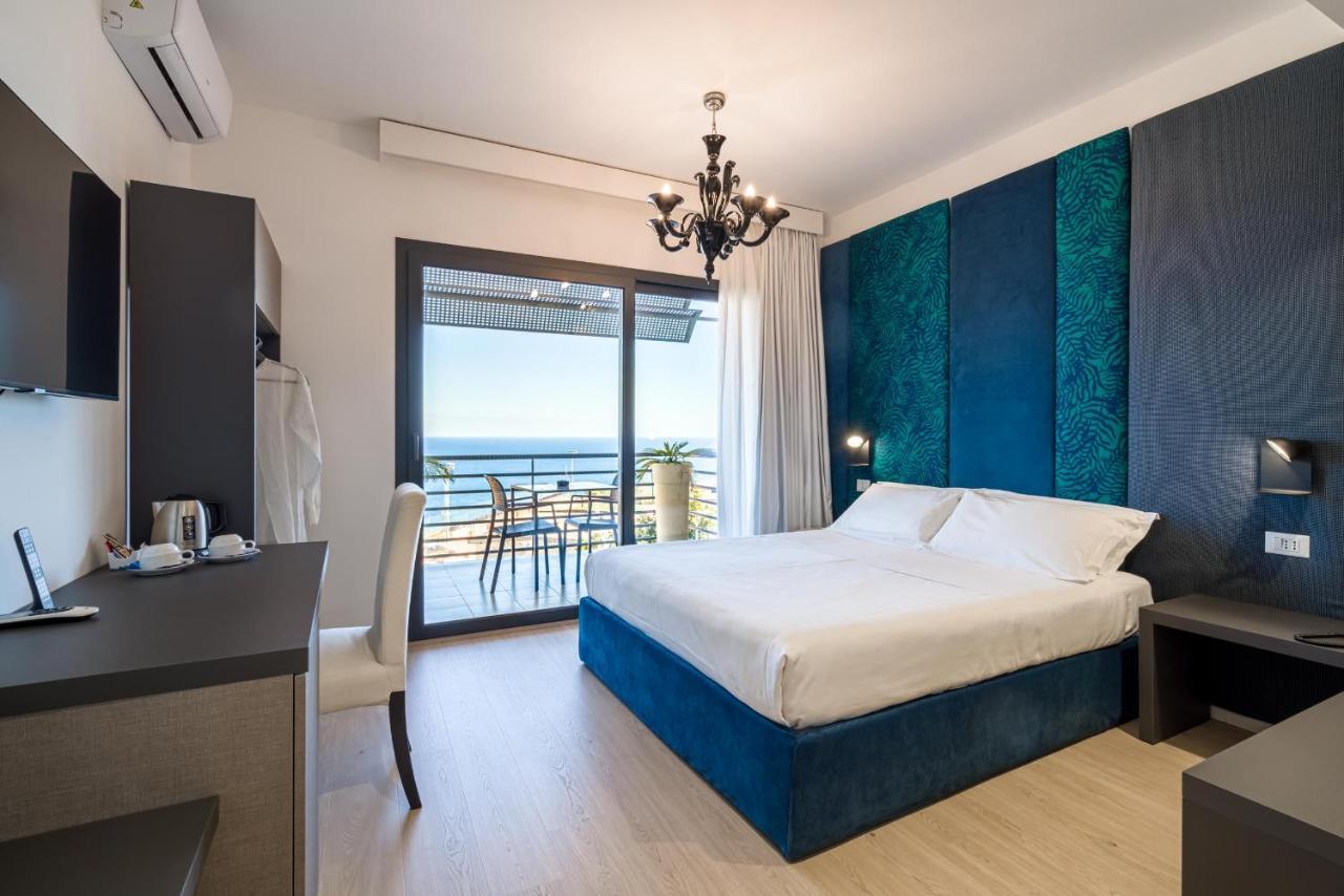 Habitación Doble Deluxe con balcón y vistas al mar