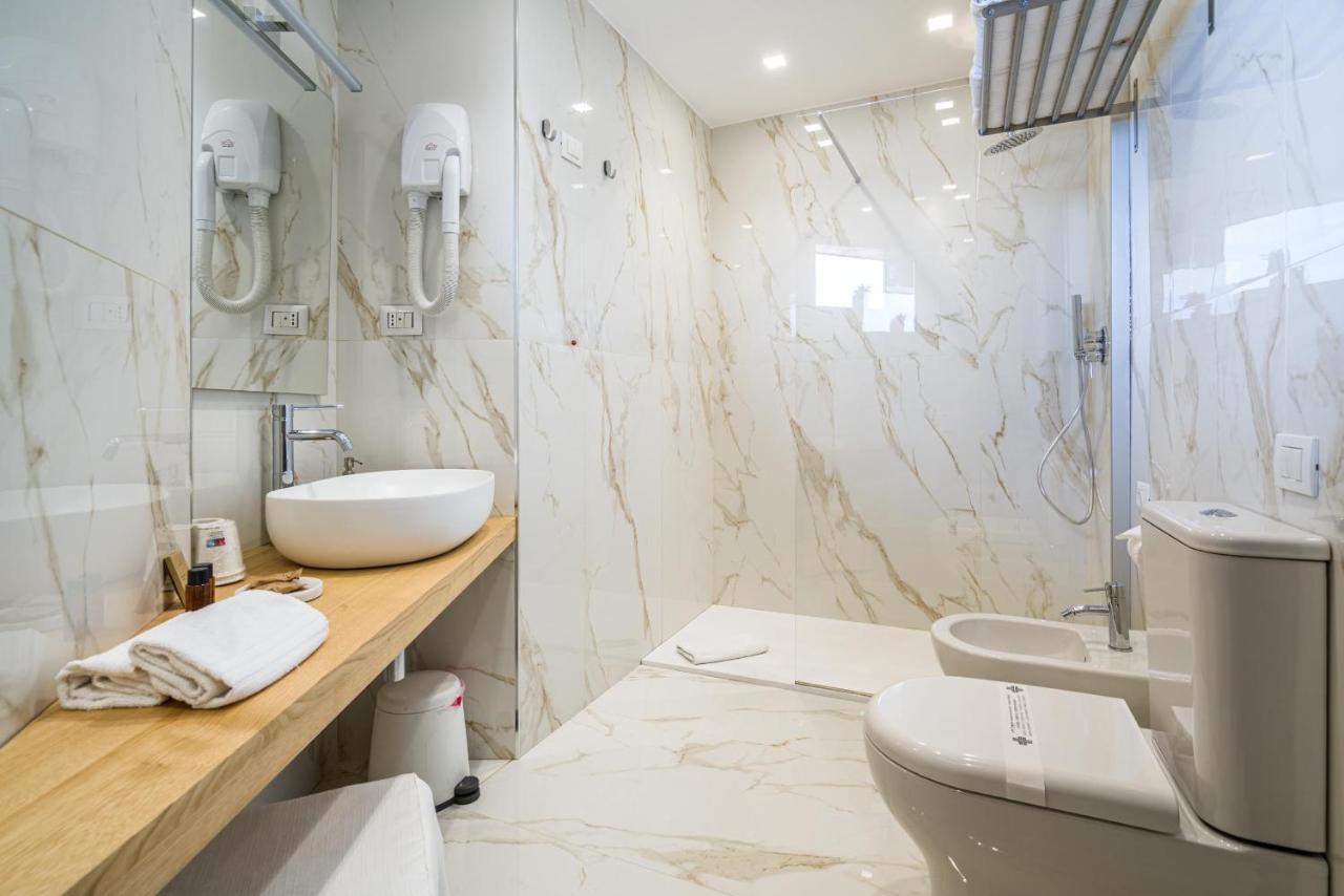 Habitación Doble con balcón y vistas parciales al mar