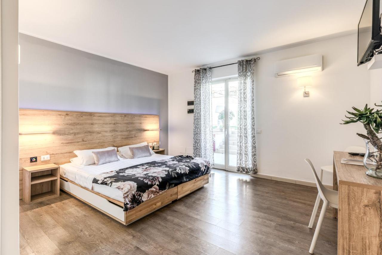 Economy room with double bed and internal window to corridor,1498575955:JPEG