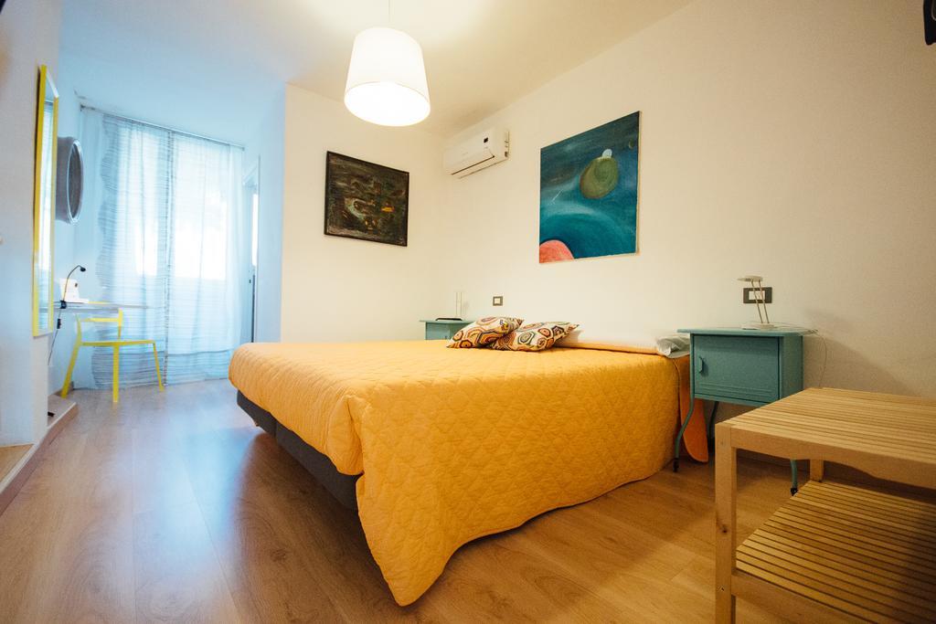 Doppel-/Zweibettzimmer mit Balkon