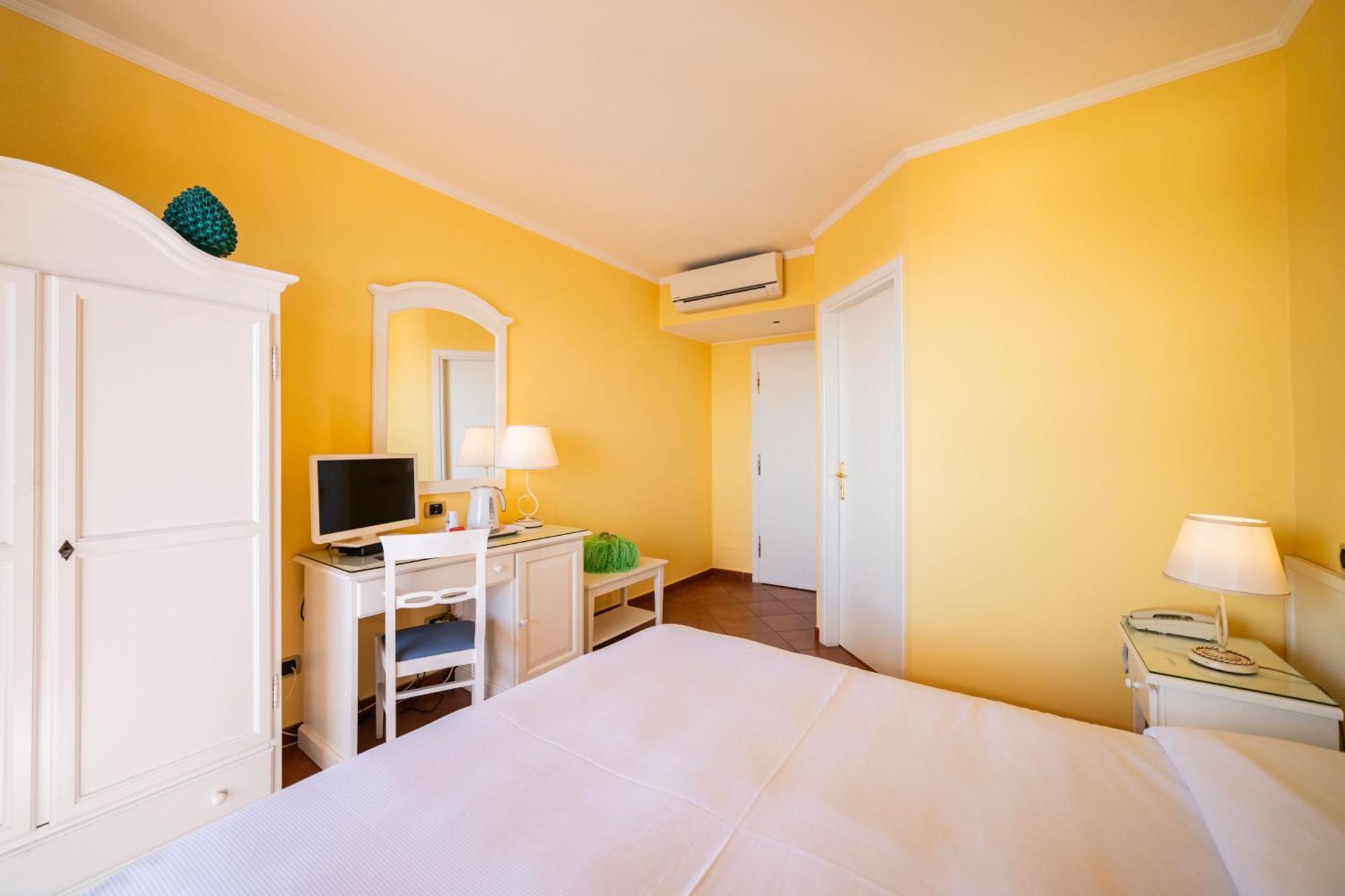 Deluxe Double Room with Balcony and Sea View,1538113921:JPEG