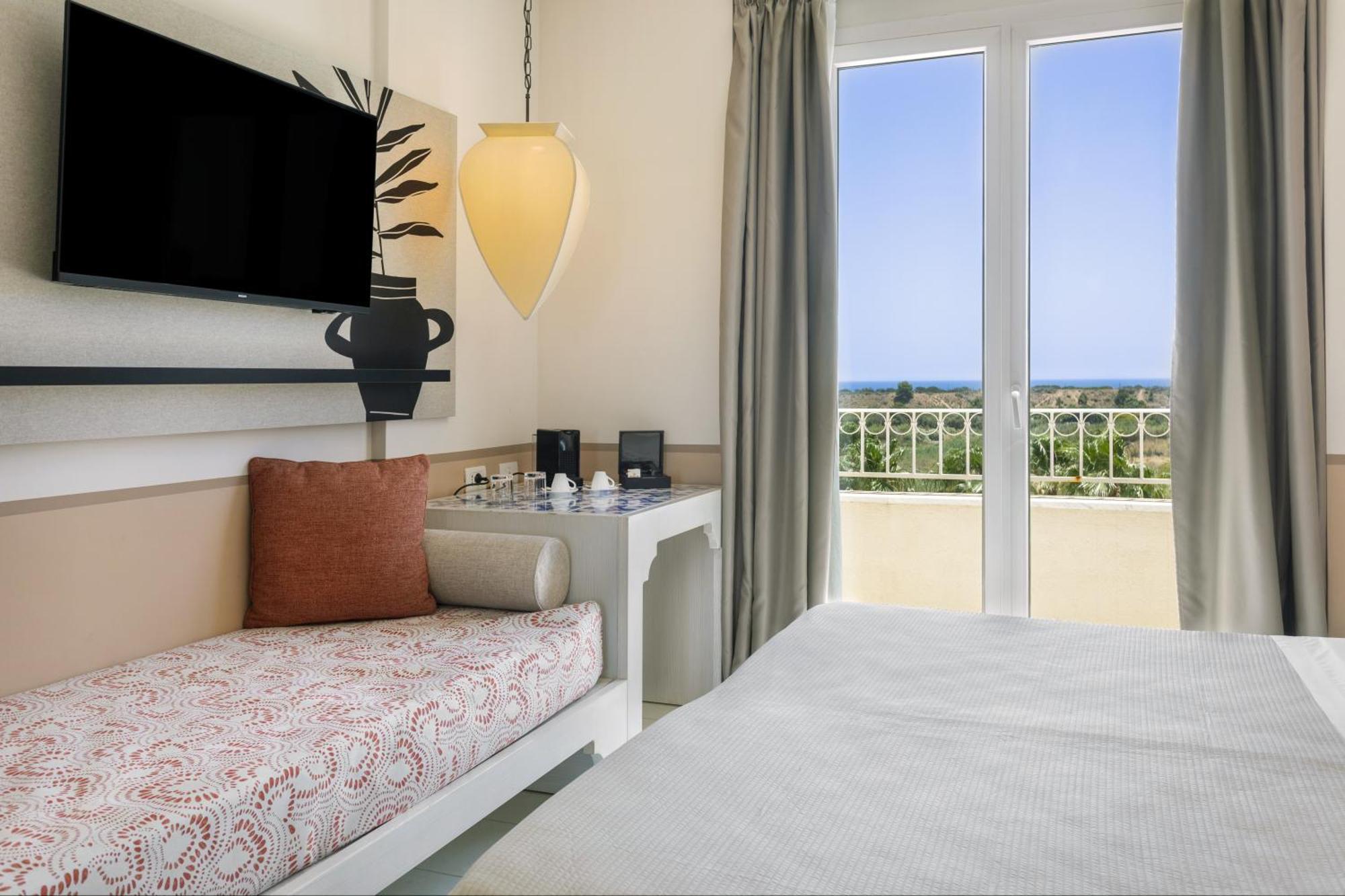 Deluxe Triple Room with Sea View