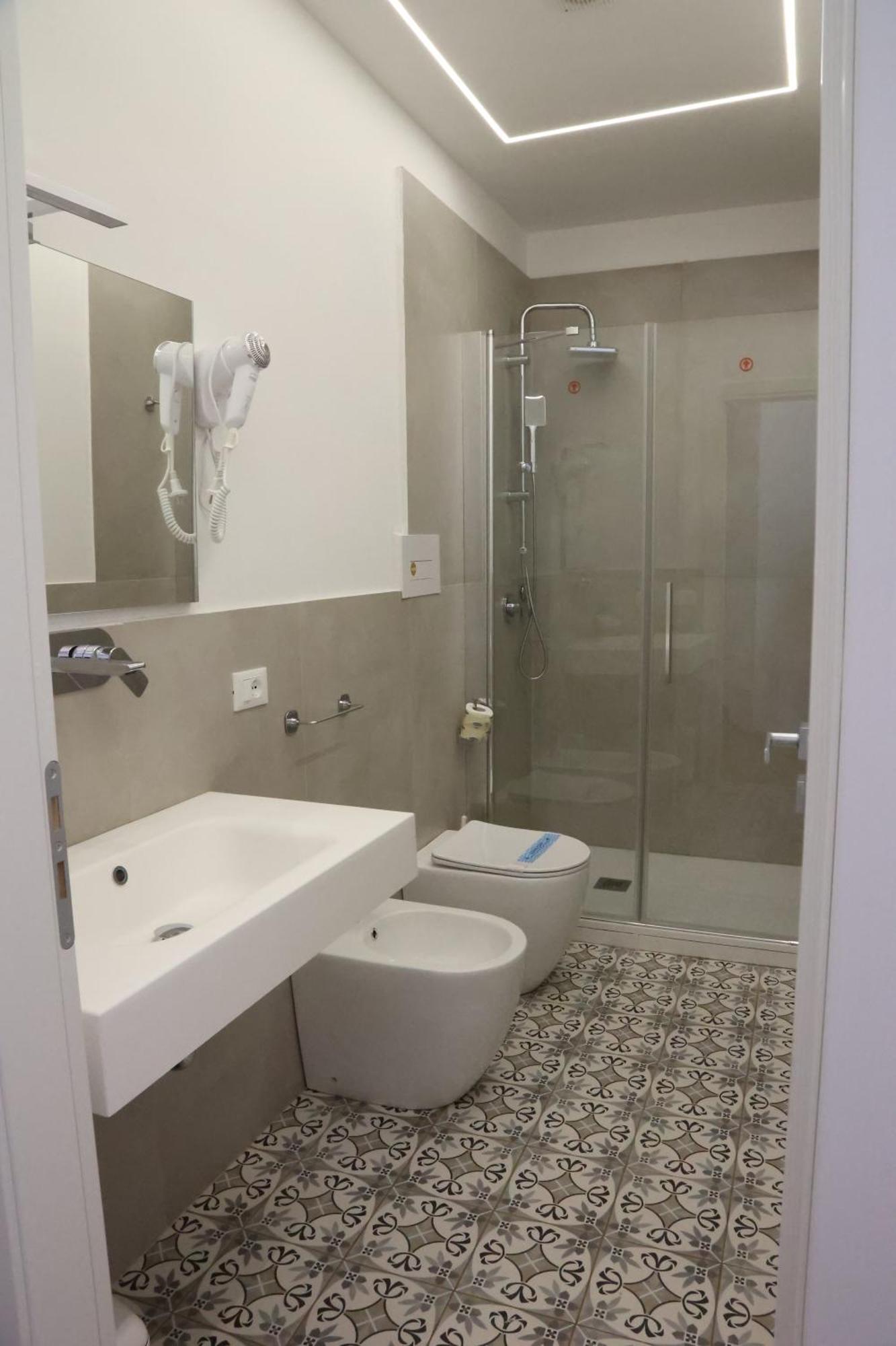 Deluxe Room (2 Adults + 1 Child),1609959458:JPEG