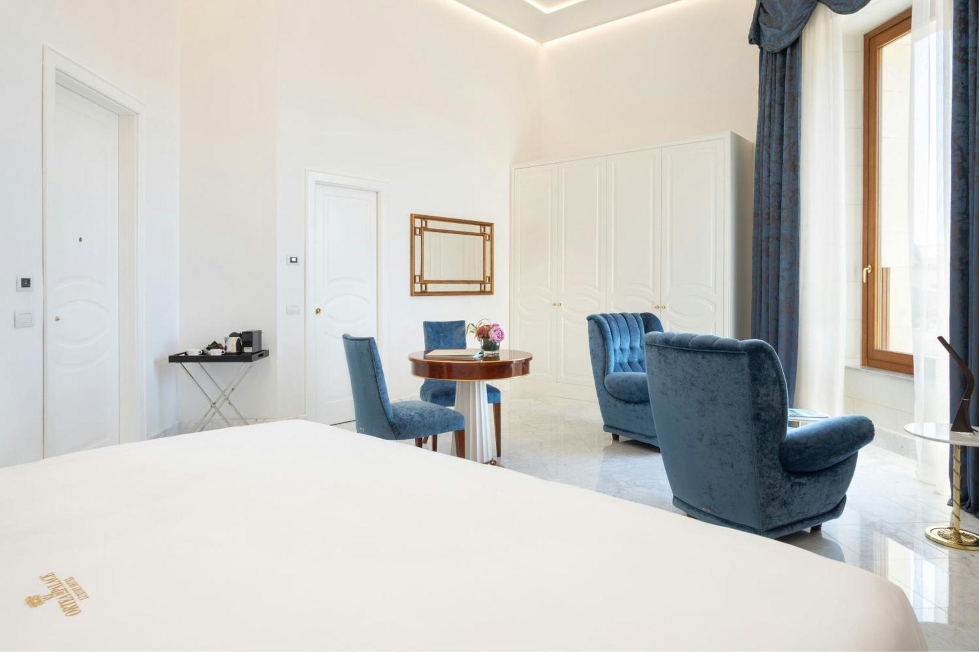 Deluxe Zimmer mit Kingsize-Bett und seitlichem Meerblick.