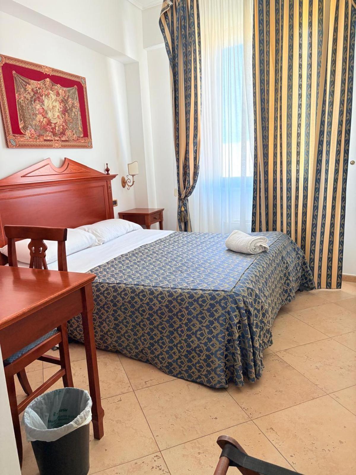 Small Double Room,1649012158:JPEG