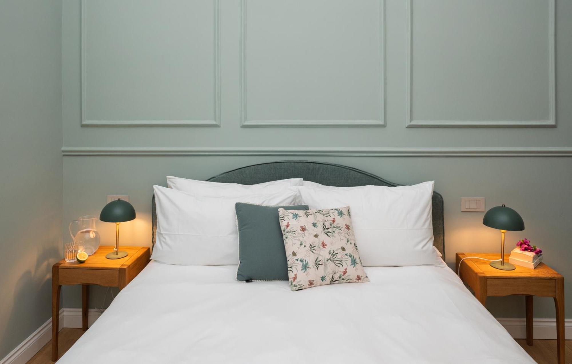 Deluxe Double Room with Side Sea View