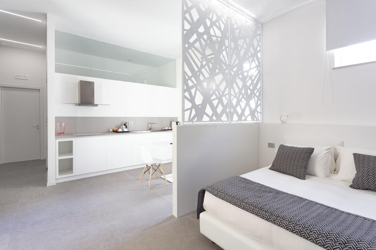 Estudio con cama extragrande y sofá cama