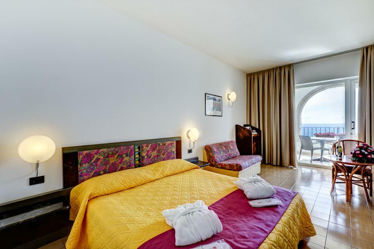 Doppel-/Zweibettzimmer mit Balkon und Meerblick