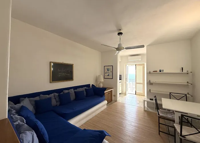 Casa Uva, sul porto di Malfa