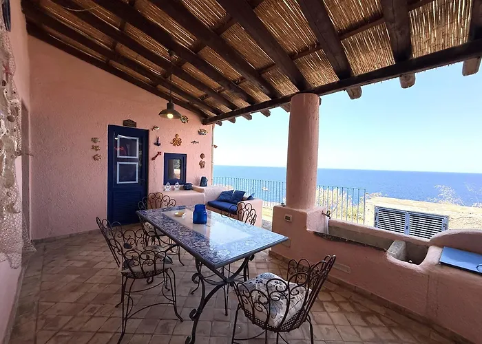 Casa Ajo e Didy, panorama sul mare a Malfa