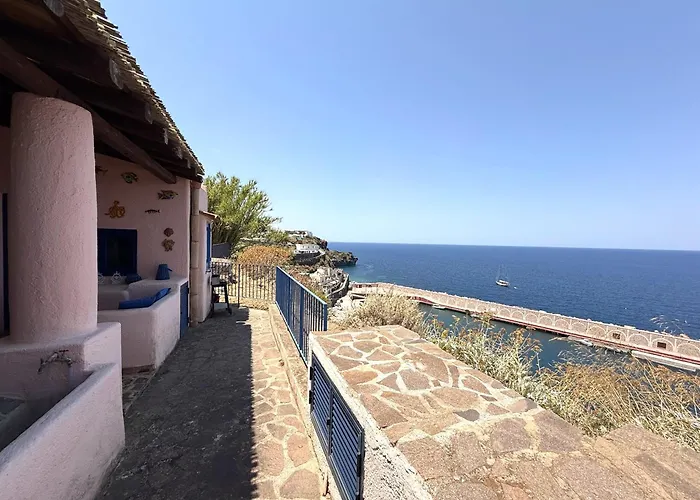 Casa Ajo e Didy, panorama sul mare a Malfa