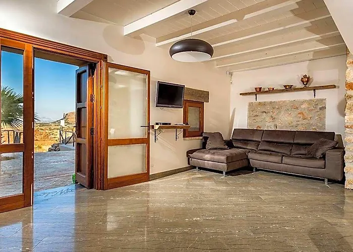 Villa In Sicily Near Guidaloca Bay